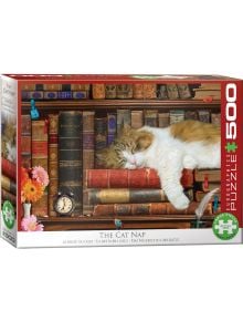 Пъзел Eurographics - Котешка дрямка, 500 части включва пухкава котка, заспала на рафт сред книгите, будилник, чаша и зелено растение - идеален избор за любителите на котки и пъзели.