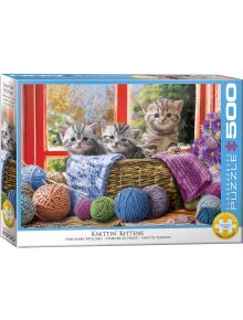 Пъзел Eurographics - Плетящи котенца, 500 части: три сиви таби котенца в кошница сред прежда, плетки и цветя - чудесен избор за колекционери на арт пъзели!.
