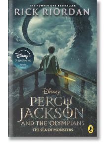 В тази вълнуваща сцена от "Пърси Джаксън и морето на чудовищата" (TV Tie-In) едно момче стои на лодка в морето и се изправя срещу гигантско морско чудовище под бурно небе. Текстът гласи: Рик Риордан. Показани са логата на Disney+ и Penguin.