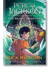 Корица на "Пърси Джаксън и олимпийците": Графичният роман: на фона на зелена вода и надигащо се морско чудовище, на която Пърси и негов съученик от лагера на полукръвта са с извадени мечове.