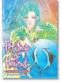 Човек със зелена коса, облечен в роба на цветя, стои на фона на ярки цветя. Отдолу три делфина плуват в син кръг, отразяващ култовия класически стил на "Pet Shop of Horrors Collector's Edition, Vol. 3.