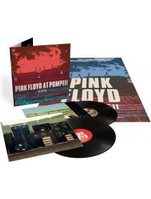 Комплектът Pink Floyd - At Pompeii MCMLXXII (2 VINYL) включва две черни плочи, червена и синя обложка със силуети, вложка с оборудване за открита сцена и 2025 Mix на Стивън Уилсън. Името на групата и заглавието са изобразени на видно място.