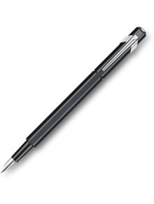 A Caran d'Ache 849 Metal Black черна метална писалка със сребърен клипс и фин връх е изложена диагонално на бял фон, налична в книжарница Orange.