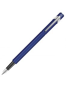 На бял фон е показан син Писалка Caran d'Ache 849 Metal Blue със сребърен клипс и перо. Писалката, която вероятно е от серията Caran d'Ache 849, е разположена диагонално с перо, насочено надолу и наляво.