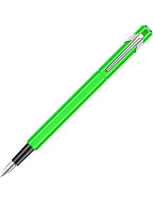 Писалка Caran d'Ache 849 Metal Fluo Green със сребърен клипс и перо, изобразена по диагонал на бял фон - предлага се в книжарница Orange.