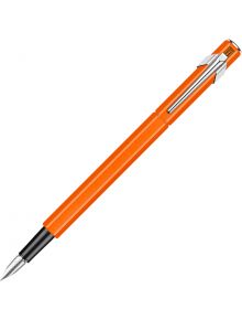 Яркооранжева писалка Caran d'Ache 849 Metal Fluo Orange със сребърен клипс и акценти и черна част на ръкохватката със сребърно перо, изобразена на бял фон. Открийте я в Книжарница Orange.
