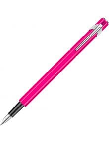 Метална пурпурнорозова Писалка Caran d'Ache 849 Metal Fluo Pink със сребърна щипка и обков е показана под ъгъл. Капачката е поставена и разкрива сребристото перо и черната дръжка. Тази елегантна, модерна писалка се предлага в книжарница Orange.