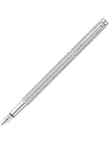 Caran d'Ache Ecridor Silver Chevron пислка с гравиран, текстуриран корпус и метална щипка, заснета на бял фон. Налична в книжарница Orange, писалката е наклонена под диагонален ъгъл, като перото сочи към долния ляв ъгъл.
