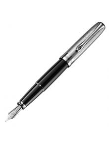 Черно-сребърен Писалка Diplomat Excellence A Black Chrome с метална капачка и заострено перо, разположено под лек ъгъл на бял фон. Открийте висококачествени писалки в Книжарница Orange.