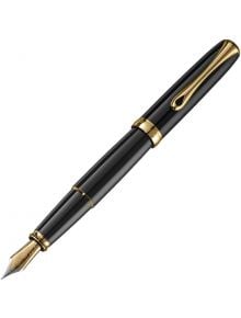 Черна Писалка Diplomat Excellence със златни акценти и златно перо, изобразена по диагонал на бял фон. Предлага се в книжарница Orange и писалки онлайн.