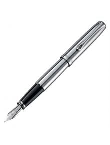 Сребристо-черен Писалка Diplomat M Excellence A със затворена капачка до него, показваща металното перо и отразяващото покритие - елегантен избор от книжарница Orange за тези, които търсят висококачествени продукти.