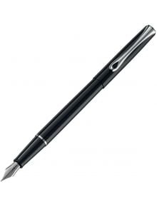 Черна Писалка Diplomat Traveller Lapis Black със сребърни акценти и метална щипка, показана със свалена капачка и открито перо, лежи на бял фон. Открийте писалки онлайн в книжарница Orange.