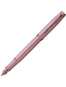 Писалка Parker IM Mauve, с кутия, с клипс и перо в цвят розово злато и монохромен дизайн, е изобразена по диагонал на бял фон.