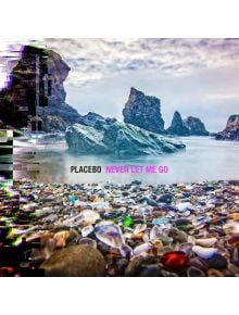 Цветни камъчета и морско стъкло лежат на каменист плаж с мъглива вода. Дигитален глитч загатва за алтернативен рок. Текстът гласи "PLACEBO - NEVER LET ME GO (2 VINYL)".