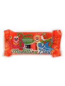 Червената опаковка на пластилин Koh-I-Noor, 5 цвята, показва цветни рисунки на октопод и риба. Текстът гласи "Ярки цветове" и "Глина за моделиране". Вътре в този комплект пластилин се виждат две пръчици - една черна и една червена.