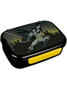 Пластмасова кутия за храна Scooli Batman, модел 2026: черна, с контейнер и жълта закопчалка, с илюстрация на Батман в действие на фона на жълт силует на град.