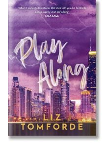 Корицата на книгата Play Along (Windy City, Book 4) от Лиз Томфорд изобразява залезния силует на Чикаго с високи сгради и светкавица в лилаво небе, улавяйки вълнуващата атмосфера на спортния романс. Заглавието е изписано на ръка.