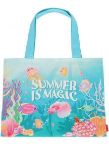Плажна чанта Legami - Summer is Magic е светлосиня плажна чанта с морски животни, корали и растения, украсена с надпис "SUMMER IS MAGIC" в центъра и едноцветни светлосини дръжки - стилен аксесоар за плаж.
