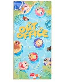 Симпатични животинки релаксират на плувки в басейна с Legami плажна хавлия - Out of Office, заобиколени от палмови листа. "Out of Office" е изписано с дръзки жълти букви върху водата, което добавя закачливо и лятно докосване.