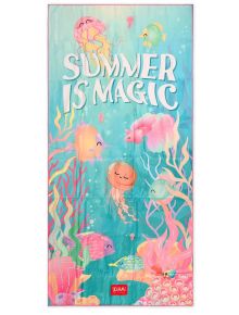 Плажна хавлия Legami - Summer is Magic с цветни илюстрации на медузи, риби и корали, текст "SUMMER IS MAGIC" в центъра и бранд Legami в червен правоъгълник в долната част.