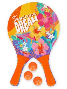 Два цветни плажни ракети Legami - Tropicana Dream с тропически флорален дизайн и три оранжеви топки са представени като аксесоари за плаж на бял фон.