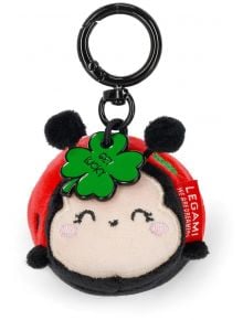 Плюшен ключодържател Legami - Ladybug със усмихнато лице, черни антени, зелена детелина с надпис GET LUCKY! И червен етикет Legami-идеален подарък за специален човек.
