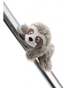 Плюшен магнит Nici - Ленивецът Izzy сиво-бял се държи за лъскав метален прът, поставен диагонално на бял фон.