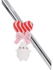 Плюшен магнит Nici Molang, 5 см, с червено-розово райе сърце, розова панделка и бяло зайче е идеален Molang подарък; стои на лъскав метален прът пред бял фон.