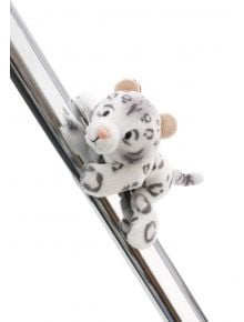 Плюшеният магнит Nici - Снежният леопард Eleni се държи за лъскав, диагонален метален прът на бял фон - изработен от рециклирани материали.