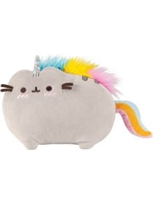 Плюшена играчка Aurora Pusheen The Cat - Unicorn, 24 см - представлява пухкаво сиво коте еднорог с бродирани очи, мустачки и усмихната уста с руменеещи бузки, рог на челото и цветна грива и опашка.