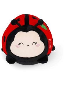 Плюшена играчка Legami - Божа кравичка е кръгла, плюшена божа кравичка с усмихнато лице, розови бузки, черни крака и антени, червен гръб с черни петна, малко зелено листо и червен етикет Legami отстрани.