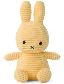Плюшена играчка Miffy Eco Corduroy е кремаво-жълт заек от рипсено кадифе, с дълги уши, черни бродирани очи и X-образна уста-пример за екологични детски играчки. Височина: 23 см.