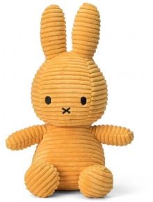 Плюшена играчка Miffy Eco Corduroy - жълт заек, 33 см, с дълги изправени уши, бродирани черни очи и X-образен нос и уста. Седи изправенa с разперени ръчички. Изработена от рипсено кадифе.
