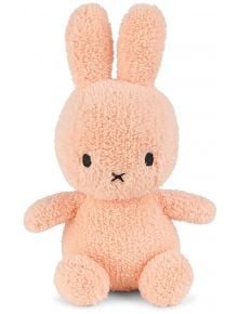 Плюшена играчка Miffy Terry - бледооранжев заек, 23 см, с мека козина, изправени уши и малък Х-образен нос. Седи изправена на бял фон. Изработена от Bon Ton Toys.