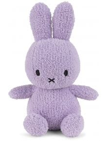 Плюшена играчка Miffy Terry - лилав заек, 23 см, със софтуер, плюшена козина, черни бродирани очи и малка уста X-образна форма, седнал изправен на бял фон.