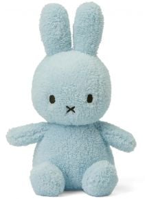 Плюшена играчка Miffy Terry - светлосин заек, 23 см, със стояща поза, дълги уши и характерно Х-образна муцунка на фона на бял фон.