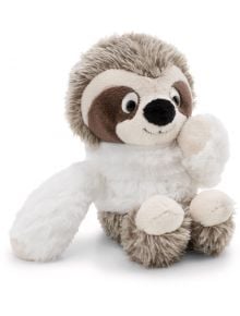 Плюшена играчка Nici - Ленивецът Izzy, 20 см: мек кафяв, бежов и бял ленивец с усмивка, седнал изправен и с лапа до устата.