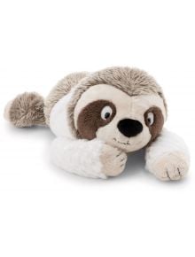 Плюшена играчка Nici - Ленивецът Izzy, 23 см с мек кафяво-бял пух, тъмни кръгове около очите и усмихнато лице, лежи по корем с изпънати лапи - част от устойчивата колекция Nici Green.