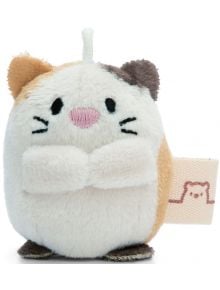 Малка Nici Mymochi Minis плюшена играчка, наподобяваща пухкава котка с бежова, кафява и бяла козина, розово носле, черни бродирани очи и мустаци, както и етикет с проста рисунка на котешко лице - предлага се в книжарница Orange.