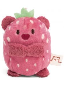 Кръгла плюшена играчка от колекцията Nici Mymochi Minis, проектирана да прилича на розова ягода с черти на мече. Тази плюшена играчка има бели петна, зелена листна връхна част и се предлага с етикет с икона на мече - предлага се в книжарница Orange.