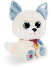 Плюшена играчка Nici - Снежната лисица Nounuk, 15 см: бяла и кремава мека козина, големи черни очи, блестящи светлосини уши и лапи, шал с цветовете на дъгата и малък червен бутон с бяла звезда на крачето.