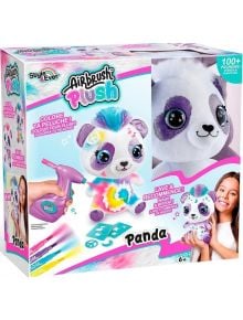 Кутия с "Плюшена играчка за оцветяване Canal Toys - Панда" включва бяла и лилава панда, аерограф за оцветяване, шаблони и усмихнато момиче с украсената плюшена играчка. Творчески комплект за деца над 6 години.