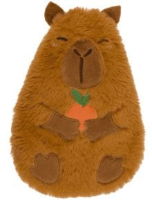 Плюшена топлилка Out of the Blue - Капибара е мека, кафява плюшена играчка с пришити черти на лицето, затворени очи, бродирани лапи, държащи портокалов плод, и пухкава текстура за допълнителен комфорт.