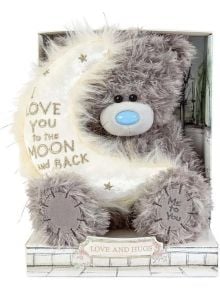 Пухкаво сиво плюшено мече Me To You - I Love You To The Moon And Back, 19 см, със син нос държи възглавница луна с надпис "LOVE YOU TO THE MOON AND BACK". Перфектен подарък, кутията пише: "LOVE AND HUGS.