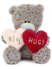 Плюшено мече Me To You - Big Hugs, 10 см, със синьо носле държи две плюшени сърца - розово с "Big" и червено с "Hugs". С детайли от бродерия и надпис Me to You на крачето, това е идеалният подарък за любим човек.