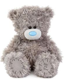 Плюшено мече Me To You - Cute Plush, 19 см, сиво и пухкаво, със син нос и кръпки по ушите и стъпалата. Надписът "Me To You" е избродиран на лявото краче - чудесен подарък за специален човек.