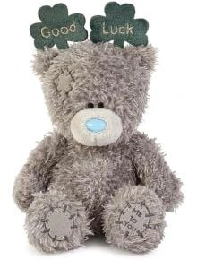 10-сантиметровото плюшено мече Me To You, Плюшено мече Me To You - Good Luck, седи изправено със син нос и носи зелени лентички с надписи "Good" и "Luck". На едната лапа е зашит надписът "Me to You".