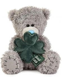 The Плюшено мече Me To You - Good Luck, 13 см, е сиво мече с блато носле, което държи голяма зелена детелина и е идеален подарък за късмет-с надпис "Me to You" на левия крак.