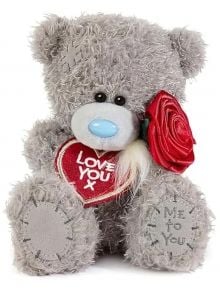 The плюшено мече Me To You - Love You, 15 см е сива играчка със син нос, червено сърце с надпис LOVE YOU x и червена роза на гърдите. На крачето е извезано "Me to You".