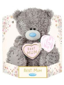Плюшено мече Me To You - Mum, 15 см: Сиво мече с лепенки и син нос, в цветна кутия, държи розова роза и сърце с надпис Best Mum - идеалният подарък за Деня на майката. Me to You е извезано на стъпалото.